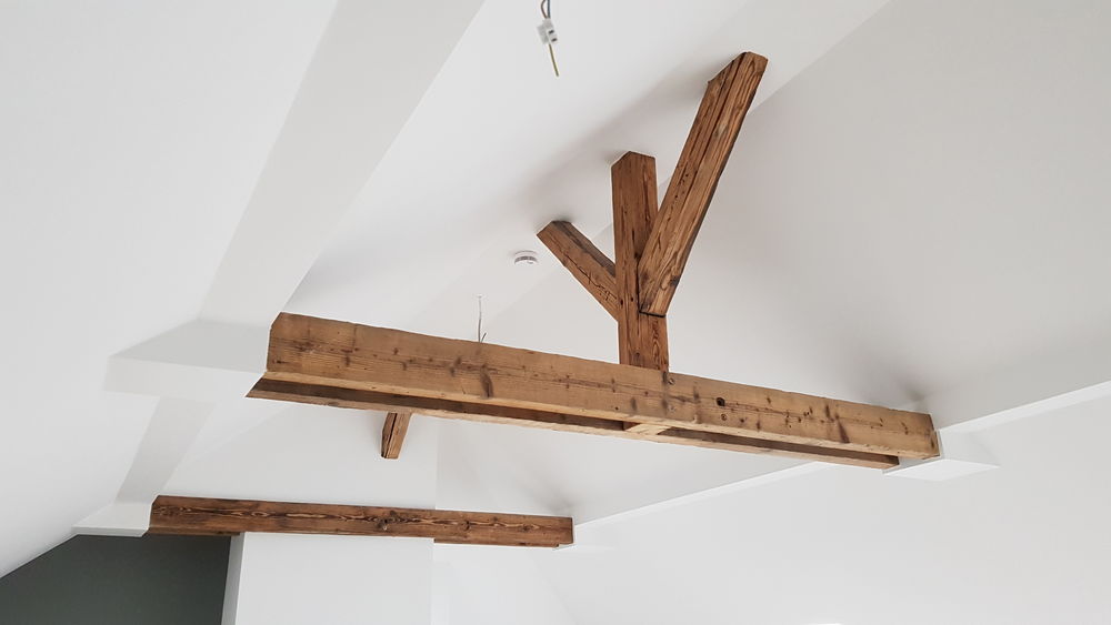 Nachher: aufgearbeiteter Dachbalken Nachher: aufgearbeiteter Dachbalken…